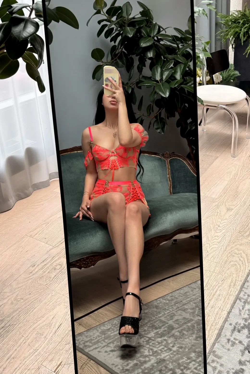 Laura thumbnail 12